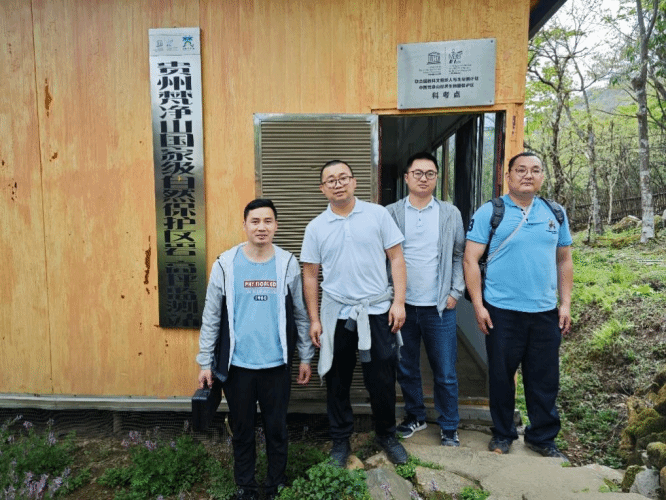 我校梵凈山國(guó)家公園研究院完成黔金絲猴棲息地野外水質(zhì)調(diào)查任務(wù)